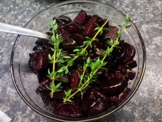 Jak naložit pečenou červenou řepu s tymiánem, medem a olivovým olejem | recept