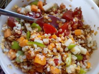 Jak udělat salát z červené čočky a pohanky se zeleninou | recept