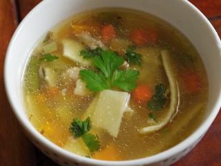 Jak uvařit bezlepkovou polévku s nudlemi a houbami | recept na domácí bezlepkové nudle