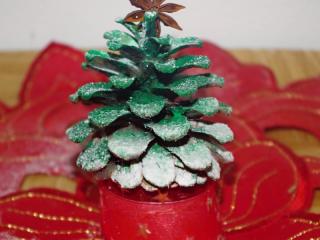 Jak vyrobit stromeček ze šišek a šiškový svícen | návod na vánoční dekorace