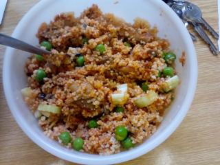 Jak na kuskus s makrelou, hráškem a řapíkatým celerem