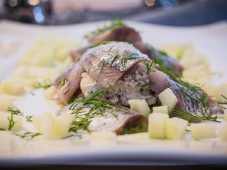 Jak namíchat salát z rybích zavináčů | recept