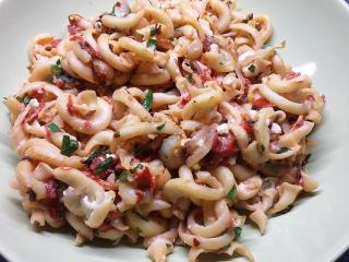 Jak uvařit těstoviny s pečenými rajčaty a balkánským sýrem