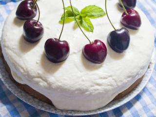 Jak upéct zdravější tvarohový dort s třešněmi | recept