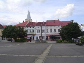 Putování po Beskydech je příhodné začít například ve Valašském Meziříčí. Jednak to je tak nějak symbolické, jednak tam stavějí rychlíky z Čech. Městečko stojí za prohlídku. Turisté budou asi pokračovat po červené značce, a tak je na konci města překvapí soukromá zoologická zahrada. Kdo má rád zvířata, ať raději nevstupuje, musel by si položit mnoho otázek. Je lepší pokračovat přes kopec k přehradě Bystřičce.