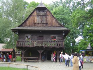 Cesta přes Velkou Lhotu zavede do Rožnova. Skanzen není nudný, naopak, turista se tam většinou zdrží déle, než předpokládal. Moderní zábavní centrum (nelze je minout cestou na Radhošť) pěší turisty obvykle nezajímá, ale rodinky s dětmi ho možná rády navštíví.