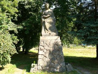 Na příjezdu do Babiččina údolí autem nebo na kole, prakticky u „téčka“ silnic od Skalice a od Zliče, stojí pomník Boženy Němcové – sedící postava spisovatelky s knihou na klíně. Autorem je sochař František Vejsa. Figurální plastika, zhotovená roku 1912, byla původně soukromým majetkem zdejšího továrníka, pak stála před školou ve Zliči a od roku 1075 vítá návštěvníky Babiččina údolí na příjezdové cestě.