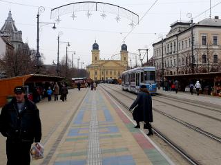 Tramvaj má první stanici (i konečnou) u nádraží. Je možno udělat si malý okružní výlet pro první orientaci. Tramvaj jede po hlavní třídě, kolem Velkého kostela, dál veze k rekreační zóně (zoo, zábavní park, lázeňská oblast s akvaparkem) a pak se vrátí nazpět k nádraží. A to vše na jednu jízdenku. V Debrecenu dále jezdí trolejbusy a městské autobusy, na MHD je spolehnutí, jezdí přesně.