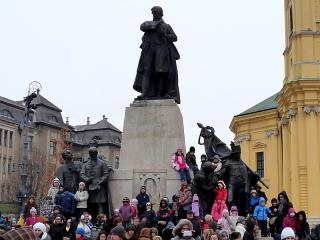 Debrecen, česky Debrecín, je město, které turisty přitahuje zejména svou historií, jež je zaznamenána od 13. století. Debrecen vždy hrál významnou roli v uherské historii. Od poloviny 16. století se ve městě rychle rozšířilo kalvínské („protestantské“) náboženství a Debrecen později dostal dodnes platný přídomek „kalvínský Řím“. Pro turisty jsou atraktivní rovněž zdejší termální lázně - v okolí města se nacházejí geotermální prameny.