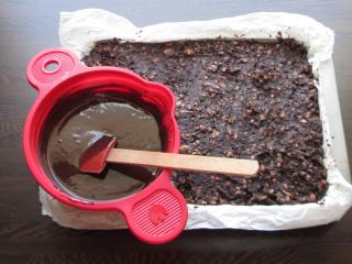 Jak upéct piškotové řezy s nugátem a čokoládovou polevou | retro recept