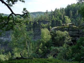 Z Bad Schandau ale lze podniknout i velmi pěkný turistický výlet. Pěšky nebo výletní tramvají k vodopádům (Wasserfall) na řece Křinici (Kirnitz). Od nich po značené cestě ke skalnímu útvaru Kravín (Kuhstall) a dále skalním městem s výhledy na rozsáhlou oblast Saského Švýcarska do městečka Schmilka, odkud jsou asi jen dav kilometry do Hřenska. Cesta z Bad Schandau do Hřenska čítá asi 25 kilometrů a vydat na ni by se měli spíše zdatnější turisté (některé úseky jsou náročnější). 