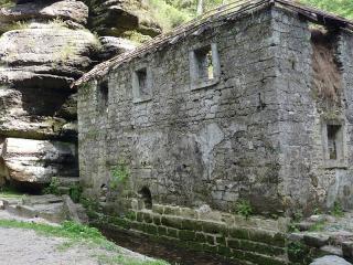 Původně měla plavba tři úseky. Až do druhé světové války byli turisté dopravováni až k tak zvanému Dolskému mlýnu. Odtamtud byly loďky sváženy dolů koňskými potahy. Plavba nebyla obnovena. Dolský mlýn, kam lze podniknout další výlet, zná asi každý člověk v republice. V roce 1952 zde byly natáčeny scény do filmu Pyšná princezna (Alena Vránová, pracující Krasomila na útěku, si pomoučí tvářičku, aby ji zbrojnoši nepoznali). Mlýn je v současné době ve stadiu rozvalin.