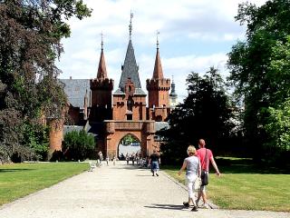 Letovisko Hradec nad Moravicí, kde fakticky nastoupíme pěší túru, překvapí každého, kdo zde ještě nebyl. Městečko samo o sobě je velmi půvabné, největší překvapení ale nachystá zdejší hrad, ke kterému vedou značky. Hrad, respektive státní zámek uprostřed města, působí jako vystřižený z pohádky. Prohlídka zdrží asi o hodinu a půl. Někomu stačí jen potěšit se filigránskou architekturou a prohlídkou zámeckého parku.