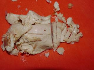 Vařené, dušené či zbylé grilované kuřecí maso lze ideálně „zapracovat“ do různých salátů s majonézou nebo jinou pikantní zálivkou. Proležením získá jinak trochu mdlé vařené kuřecí maso na chuti. Proužky čerstvě opečeného (ogrilovaného) kuřecího řízku (z prsou nebo z vykostěných stehen) nebo kousky masa obalené a osmažené se naopak hodí na vrch salátu z čerstvé zeleniny, kam si dresing přidá strávník sám podle vlastní chuti (aby maso neztratilo čerstvou kůrku).