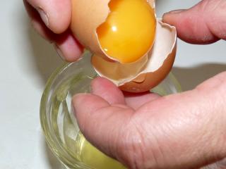 Vejce. Do kynutého těsta přidáváme podle konkrétního receptu buď jedno celé vejce nebo samotné žloutky, případně kombinaci – jedno celé vejce a jeden dva žloutky. Vejce s bílkem učiní těsto pevnější – to potřebujeme například u švestkových buchet. Těsto pouze se žloutky je jemnější, spíše cukrářské – použijeme u ovoce, které samo nijak chuťově nenadchne - například rybíz nebo do buchet s ovocnými povidly. Těsto jen se žloutky zůstane delší dobu vláčné.
