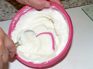 A protože děláme borůvkový koláč s tvarohem, rozmícháme tvaroh. Na jeden kelímek o 250 gramech přidáme dvě nebo tři lžíce cukru (podle toho, jak máme rádi tvaroh sladký), kůru z poloviny citronu, jedno celé vejce. Jestliže nemáme vejce nebo jich nechceme mnoho jíst ze zdravotních důvodů, můžeme místo vejce dát do tvarohu půl balíčku vanilkového pudinku.