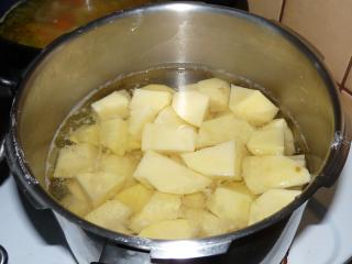 Na jednu porci bramborové kaše počítáme minimálně 150 gramů brambor, ale spíš víc, protože bramborové kaše se sní víc než vařených brambor. Brambory okrájíme nožem nebo škrabkou. Dobře je opláchneme, nakrájíme na čtvrtky a v osolené vodě uvaříme do měkka. Brambory můžeme vařit s trochou kmínu nebo s natí celeru či kořenové petržele. Po uvaření natě vyndáme.