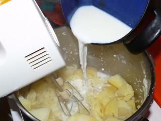 Svaříme půl litru mléka. Ještě vřelé vlijeme část do brambor. Přidáme asi 100 gramů čerstvého másla. Šťouchadlem na kaši nebo ručním šlehačem rozšleháme brambory na hladké pyré. Podle potřeby doléváme horkým mlékem, abychom získali oblíbenou hustotu. S mlékem se musí opatrně, příliš řídká kaše už nejde napravit. Ochutnáme a případně mírně dosolíme. Kaše je hotova.