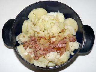 Vařené brambory nakrájíme na asi půl centimetru silná kolečka. Zapékací mísu vymažeme tukem (sádlo, olej), ale nevysypáváme. Na dno mísy (nebo pekáče) poklademe vrstvu brambor. Na ně vrstvu vařeného květáku, pak osmaženou cibuli nebo maso (houby), uzeninu, hrášek, případně plátky rajčete. Přikryjeme vrstvou brambor. Kdybychom měli surovin více nebo zapékací misku malou, budeme vrstvy střídat. Vrchní vrstva by měla být bramborová.