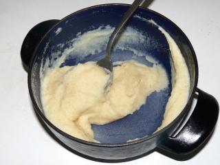 Na přípravu jemných broskvových knedlíků můžeme využít takzvané pařené těsto. Čtvrt kilogramu hrubé mouky spaříme 2,5 decilitry vřelého mléka a dobře rozmícháme. Necháme vychladnout. Mezitím utřeme 50 gramů rostlinného tuku se dvěma vejci, 30 gramy cukru a větší špetkou soli.