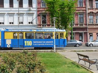 V Aradu je hustá síť městské dopravy. Zajišťují ji autobusy a tramvaje (české a vysloužilé německé - „dederonské“). Systém linek je dost obtížné zjistit, ale v informačním centru nebo i v nějaké cestovní kanceláři poradí. Je dobré si to zapsat do mapky. Jízdenky jsou jednorázové, nepřestupní. Prodávají se ve stáncích, které bývají poblíž zastávky. Lístek na celý den nelze koupit. 