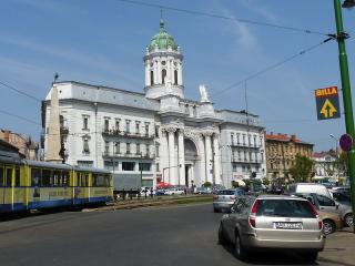 Město Arad leží v západním Rumunsku asi 50 kilometrů od maďarských hranic. Od roku 1920, na základě Trianonské dohody, je rumunské, do té doby patřilo k Rakousku-Uhersku. V Aradu žije podle městské statistiky 183 939 obyvatel (2014). Uvádí se, že v Aradu je nejvyšší příjem na obyvatele z celého Rumunska. Arad má přebohatou historii, ale ta je dohledatelná z jiných pramenů. Nabízíme praktické zkušenosti, které může využít turista při návštěvě Aradu.