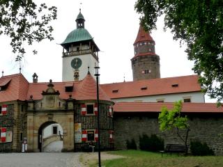 To, co se v pohádkových záběrech jeví jako les, je park obklopující hrad Bouzov. Široká cesta vás zavede k hlavní bráně, kde je pokladna. Hrad Bouzov je otevřen jako většina památek: v dubnu a říjnu, o víkendech a svátcích (9.00 – 16.00), v květnu, červnu a v září denně mimo pondělí (9.00 – 17.00), v červenci a v srpnu denně mimo pondělí (9.00 – 18.00). Od 12.00 do 12.30 je polední přestávka.