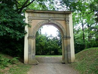 Je těžké Bouzov opouštět, ale bylo by škoda nezajet do osm kilometrů vzdálené Bílé Lhoty a nenavštívit zdejší arboretum. V dubnu a v říjnu je otevřeno v sobotu a v neděli od 9.00 – 17.00. Od května do září od 8.00 – 18.00. Vstupné je spíš symbolické. Vchod do arboreta je bezbariérový, návštěvníci s sebou mohou mít i psa. V arboretu je možnost koupit si sazenice rostlin v malém zahradnictví.