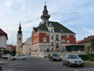 Cesta ze Skalice vede po značené cyklo cestě kolem jezer (možné občerstvení). U nich odbočíme na severozápad a po rovné cestě po hrázi poldru se dostaneme k Moravě, která tvoří státní hranici. A jsme na jižním okraji Hodonína. Okresní město je velmi příjemné, pěkně opravené. Takže si je dobře prohlédneme a ukončíme v něm předposlední etapu. Ubytování buď v některém z mnoha penzionů, nebo bivak v oblasti rybníků v západním směru za městem.