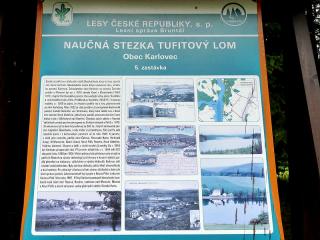 Trochu nepříjemný krátký úsek cesty musíme projít po silnici (přecházíme odbočku do Dlouhé Stráně). Přejdeme most přes záliv přehrady, silnice vchází do lesa. Asi po 200 metrech odbočíme vpravo na lesní cestu, kde začíná naučná stezka Lesů České republiky. Přes několik zastavení vyvede z lesa. Naproti přes vodu uvidíme opuštěný kostel. Je jediným, co zbylo ze zatopené obce Karlovec. V tomto místě začneme stoupat luční cestou vzhůru. Na hřebeni odbočíme na luční cestu vpravo (přehrada pod námi).