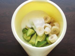 Jak připravit avokádový krém s banánem a čokoládou | recept