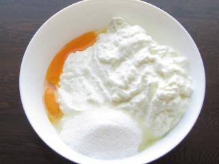 Jak upéct vláčný jablečný koláč s tvarohovo-jogurtovou náplní | recept