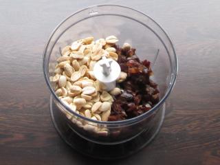 Jak připravit arašídovo-datlové tyčinky s čokoládou a kokosem | recept
