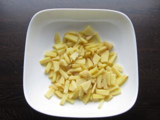 Jak upéct sytý slaný koláč z listového těsta, brambor a sýru | recept