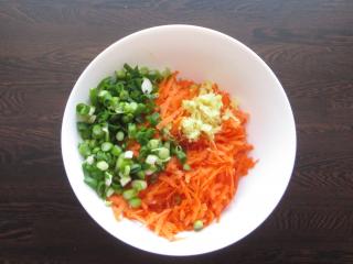 Jak připravit pikantní mrkvový salát s kari kořením a majonézou | recept