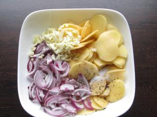 Jak připravit zapečenou čabajku s bramborami a vajíčkem | recept Jak připravit zapečenou čabajku s bramborami a vajíčkem | recept