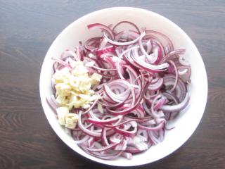 Jak připravit cibulové čatní na černém pivu | recept na domácí cibulovou omáčku k masu a pokrmům