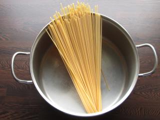 Jak uvařit špagety se sýrovou omáčkou, šunkou a hráškem | rychlé recepty