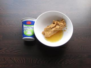 Jak na křehké čokoládovo-arašídové věnečky z listového těsta | recept Jak na křehké čokoládovo-arašídové věnečky z listového těsta | recept