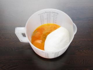 Jak upéct piškotové řezy s nugátem a čokoládovou polevou | retro recept Jak upéct piškotové řezy s nugátem a čokoládovou polevou | retro recept