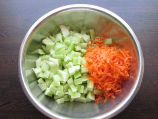 Jak připravit šťavnatý zeleninový salát s horkou olejovou zálivkou ze sójové omáčky