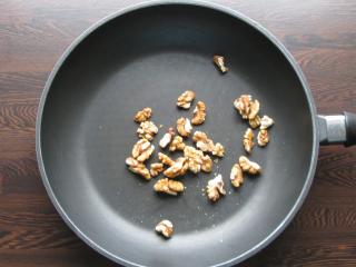 Jak připravit listový salát s čerstvým sýrem a balzamikovým dresinkem | recept