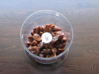 Jak upéct výborný ořechový koláč ze sušených fíků a brusinek | recept