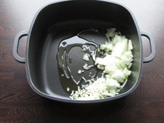 Jak uvařit kořeněnou polévku z černé čočky, zeleniny a kokosového mléka | recept