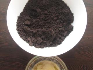 Jak připravit nepečený Oreo cheesecake s náplní z tvarohu, máku a bílé čokolády Jak připravit nepečený Oreo cheesecake s náplní z tvarohu, máku a bílé čokolády