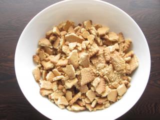 Jak připravit nepečené čokoládovo-ořechové řezy se sušenkou | recept