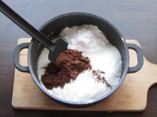 Jak upéct závin plný tmavé smetanovo-kokosové náplně | recept