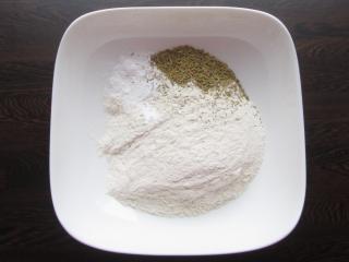 Jak upéct slaný koláč s balkánským sýrem a sušenými rajčaty | recept