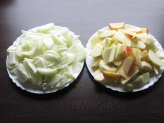 Jak připravit pečenou vinnou klobásu s jablky a cibulí | recept Jak připravit pečenou vinnou klobásu s jablky a cibulí | recept