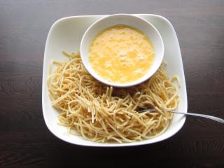 Jak upéct slané špagetové muffiny se špenátem a sýrem | recept
